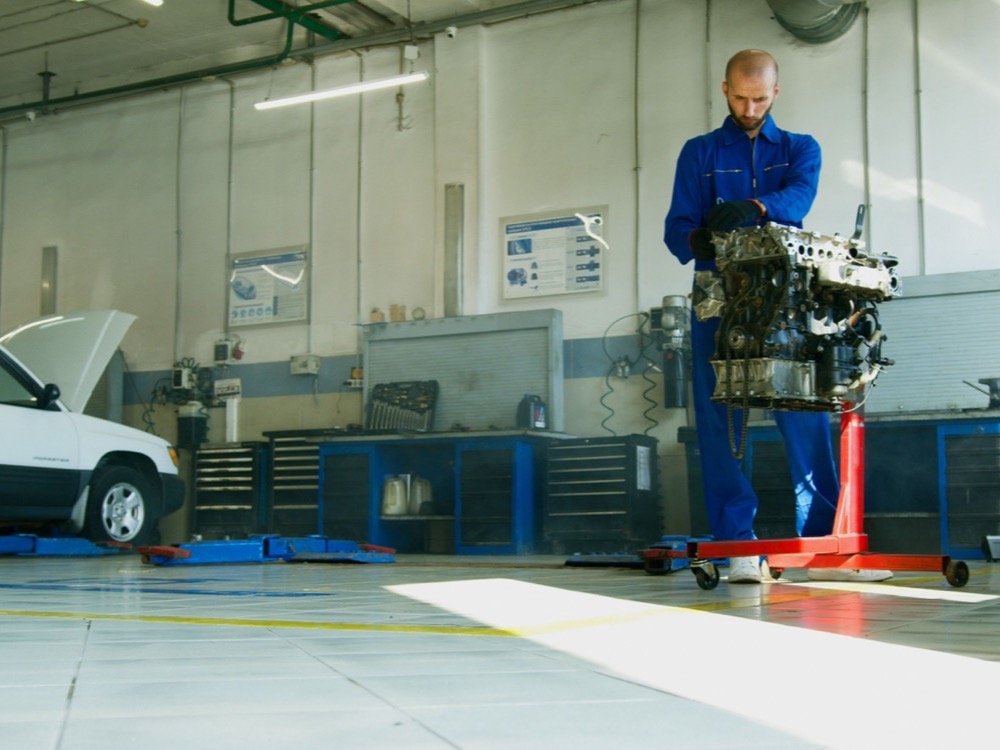 Imagem de capa de profissional em oficina, analisando um motor